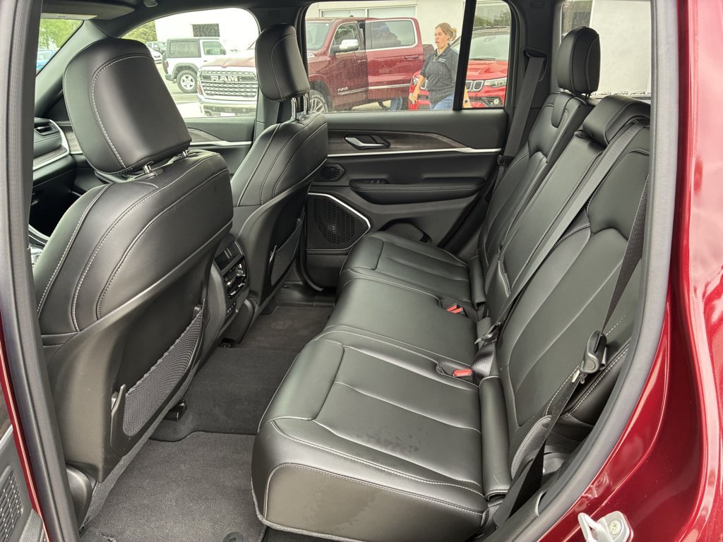 New 2026 Jeep Grand Cherokee Limited w/ Trailer Tow Package AWD/4WD image 11