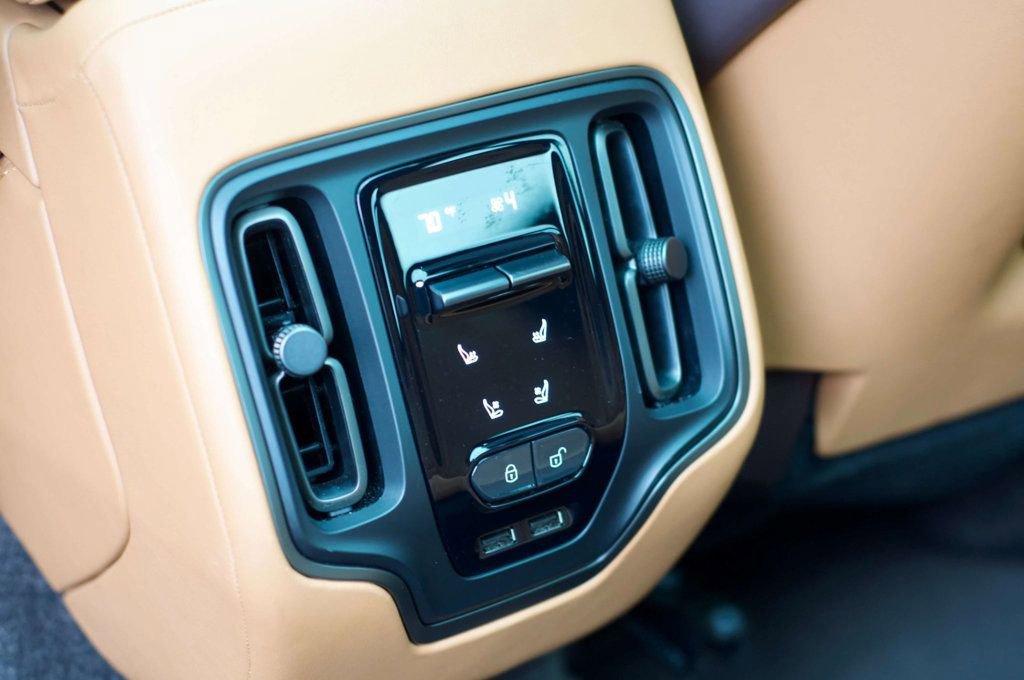 Used 2022 Aston Martin DBX image 50