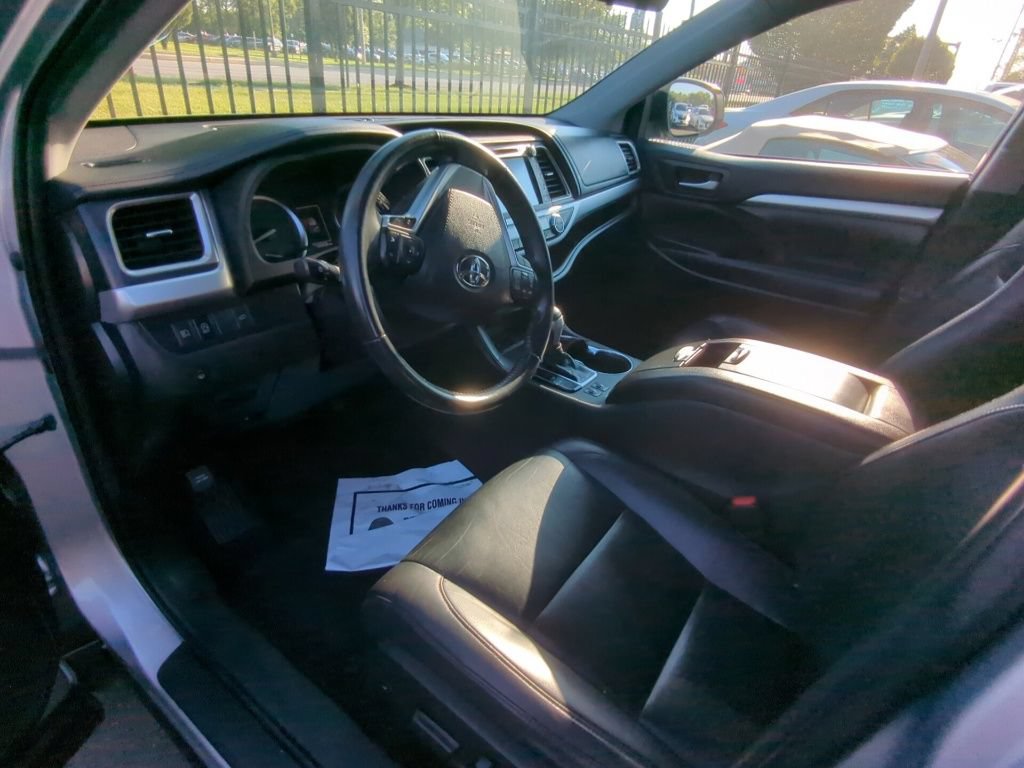 Used 2019 Toyota Highlander XLE AWD/4WD image 7