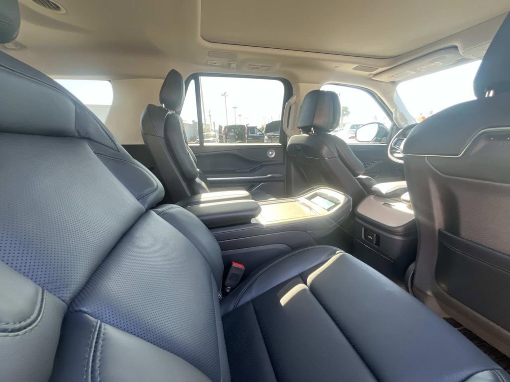 New 2025 Lincoln Navigator Reserve AWD/4WD image 16
