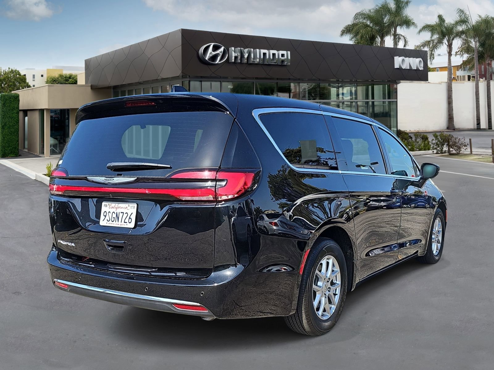 Used 2025 Chrysler Pacifica Select FWD image 3