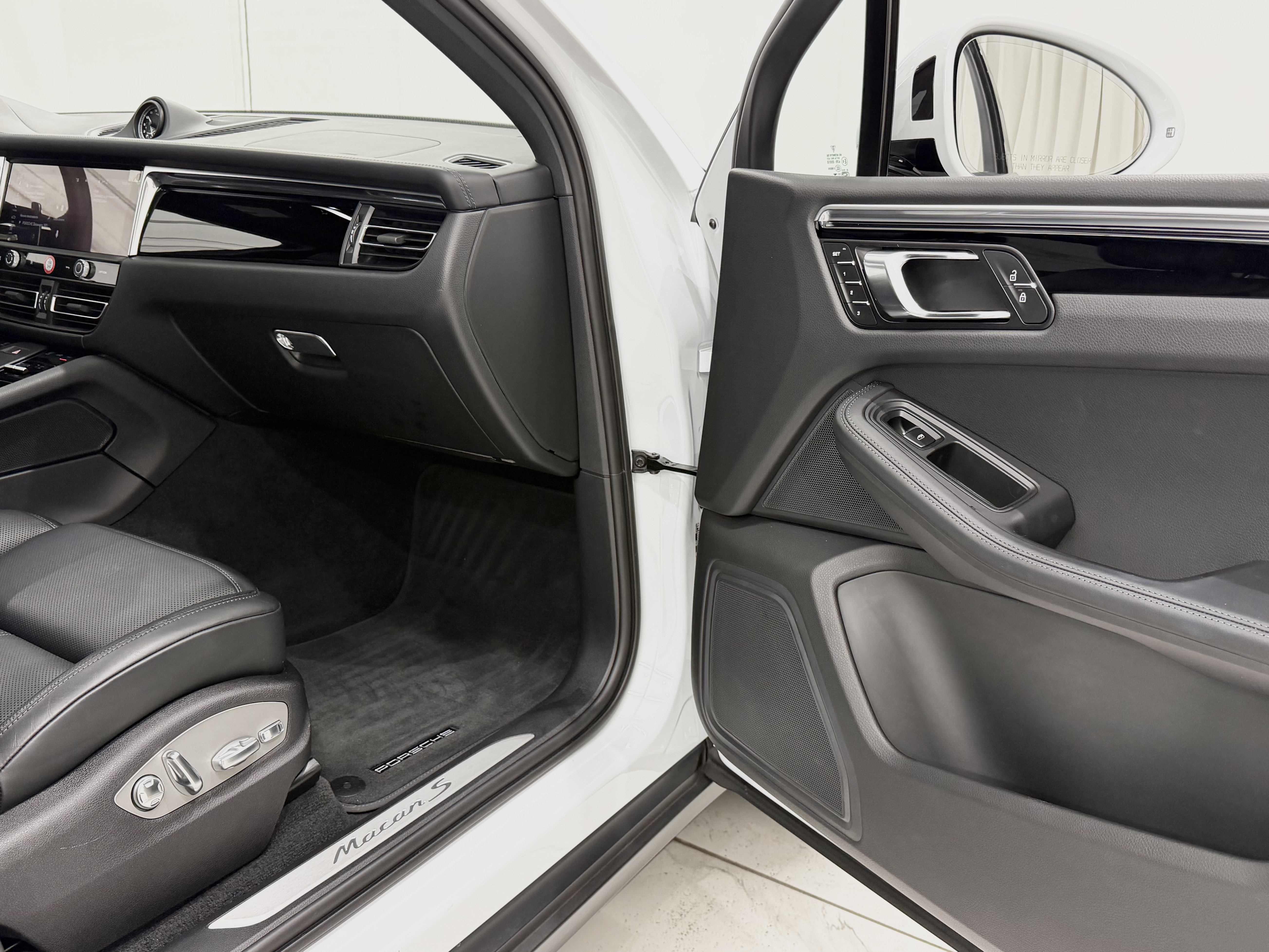Certified 2024 Porsche Macan S AWD/4WD image 22