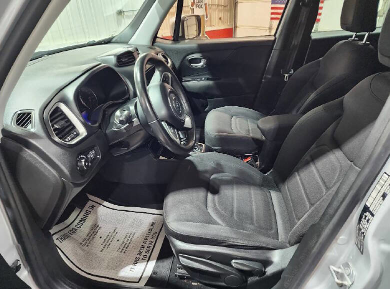 Used 2018 Jeep Renegade Latitude FWD image 9