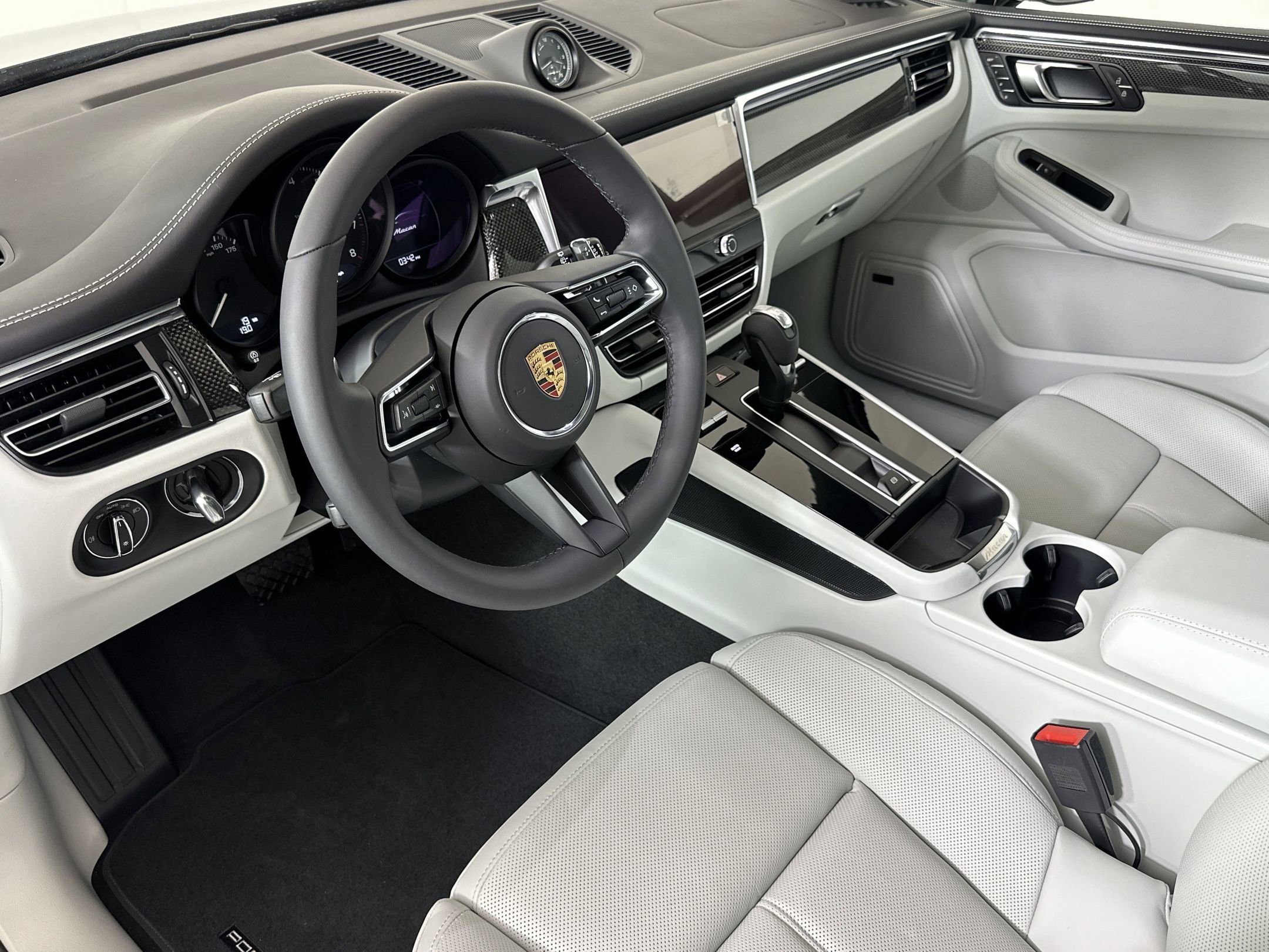 Certified 2025 Porsche Macan image 4