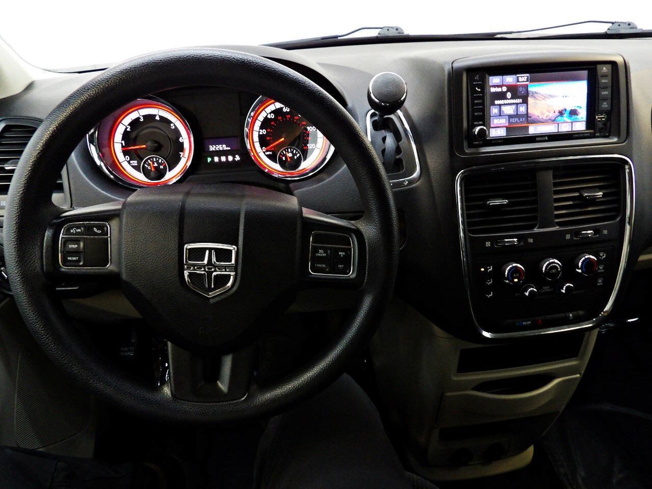 Used 2018 Dodge Grand Caravan SE w/ UConnect Hands-Free Group FWD image 16