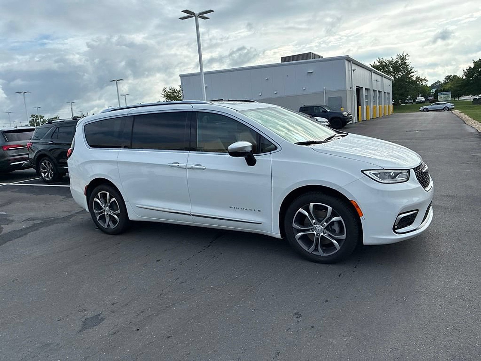 Used 2026 Chrysler Pacifica Pinnacle AWD/4WD image 10