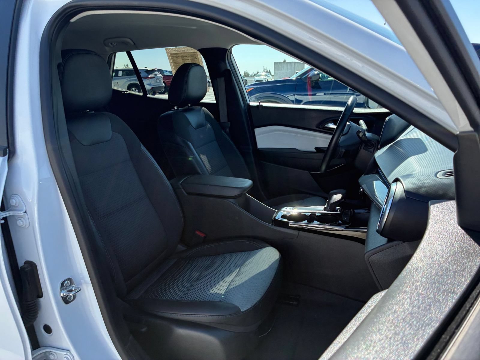Used 2025 Chevrolet Trax LT w/ LT Convenience Package FWD image 30