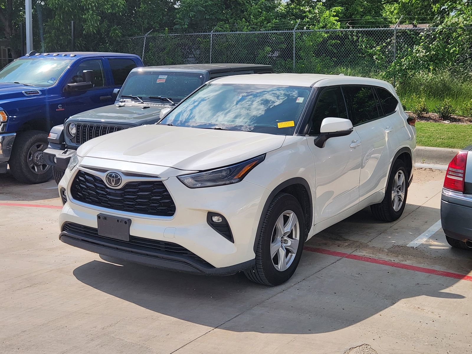 Used 2021 Toyota Highlander LE FWD image 2