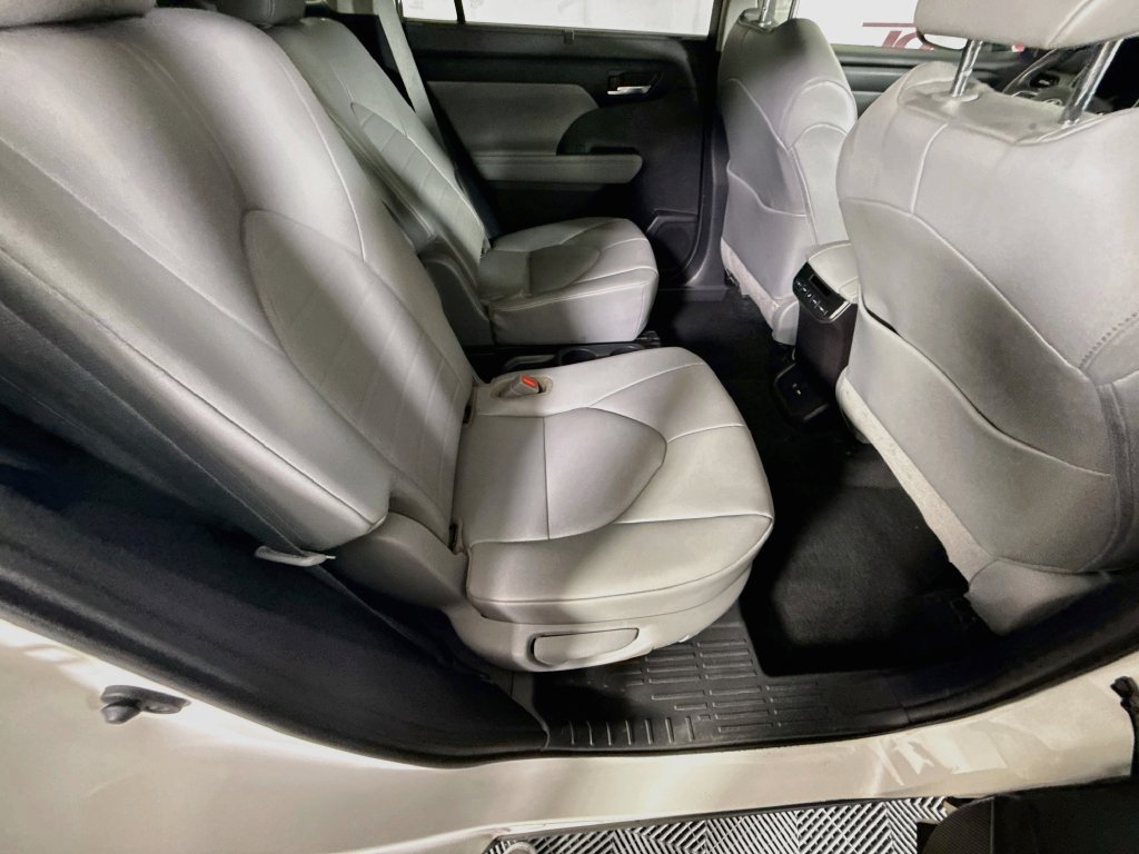 Certified 2021 Toyota Highlander XLE AWD/4WD image 32