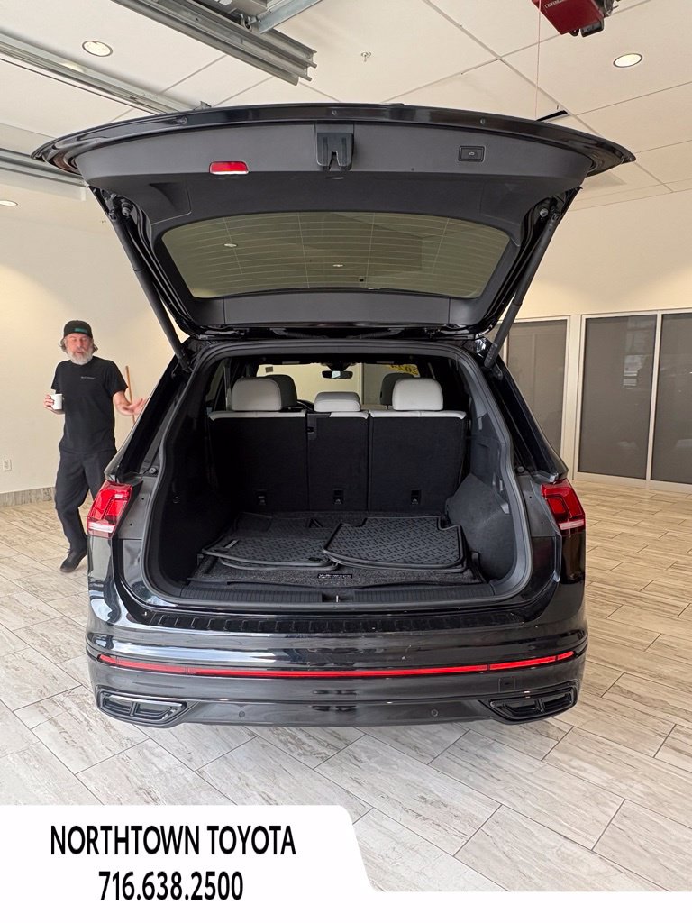 Used 2024 Volkswagen Tiguan SE R-Line AWD/4WD image 8