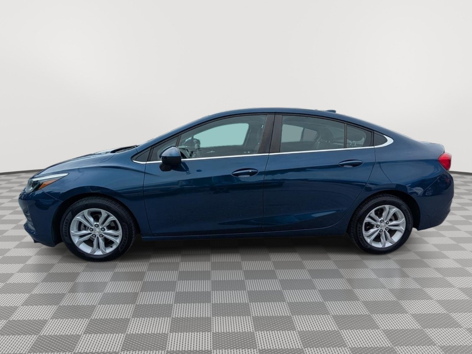 Used 2019 Chevrolet Cruze LT w/ Convenience Package FWD image 2
