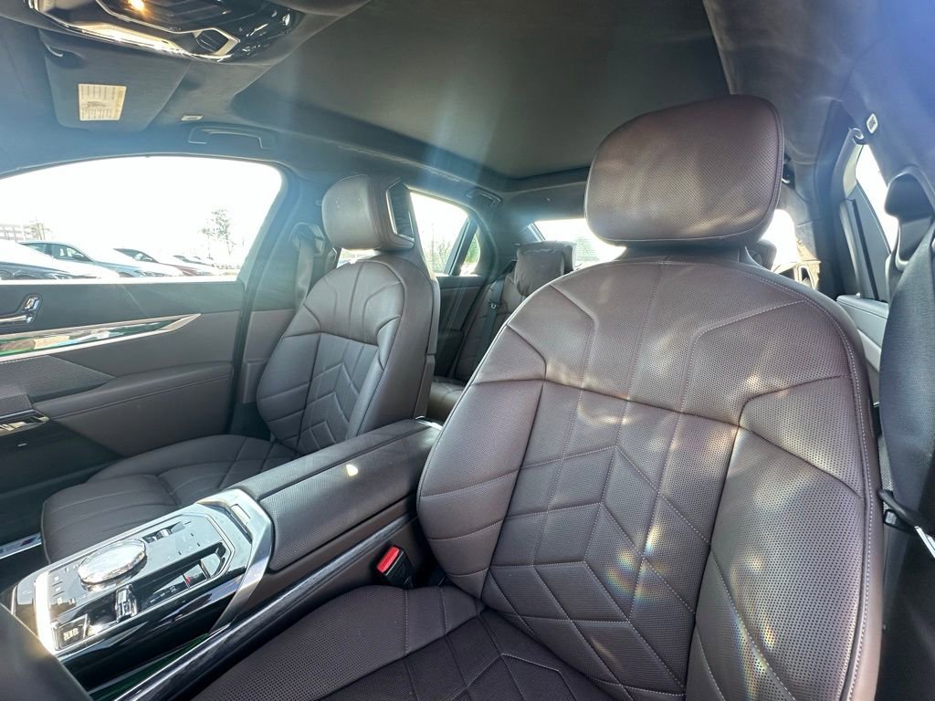 Certified 2025 BMW 760i xDrive w/ Luxury Rear Seating Package image 9