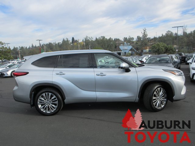 Used 2023 Toyota Highlander Platinum image 3