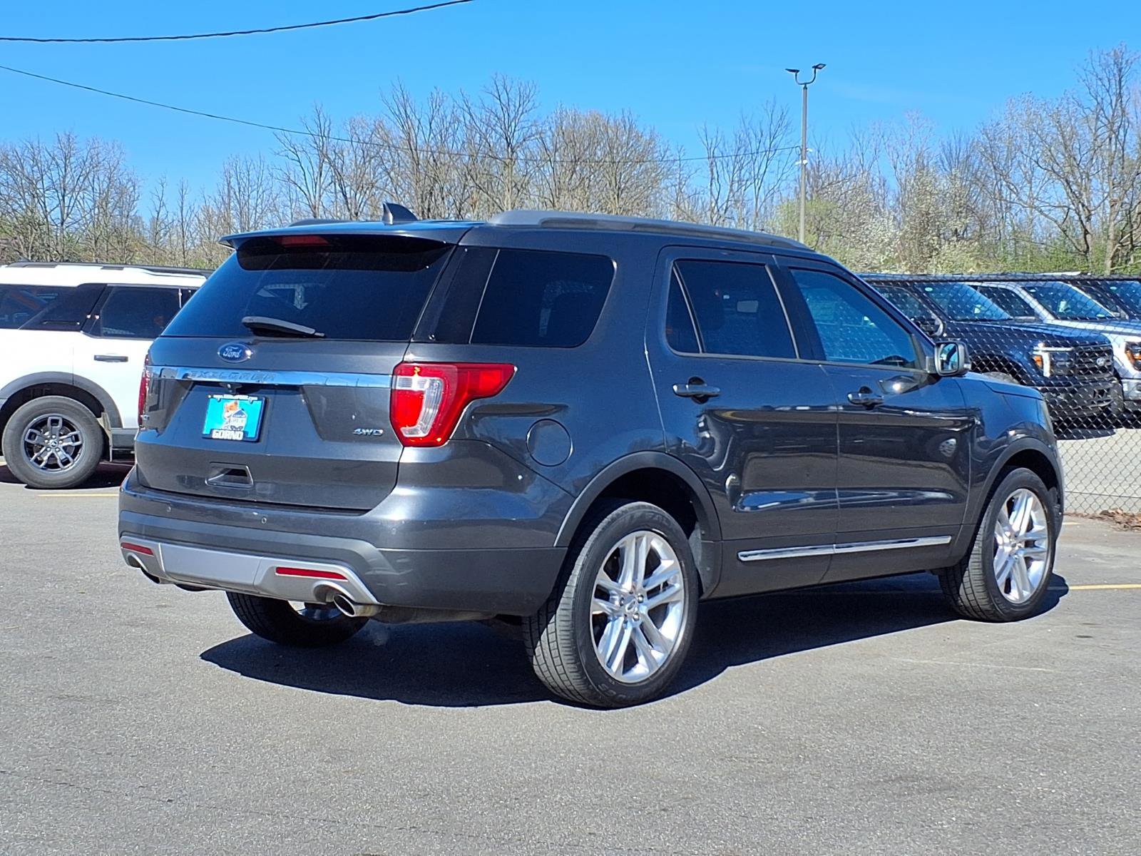 Used 2017 Ford Explorer XLT w/ Equipment Group 202A AWD/4WD image 2
