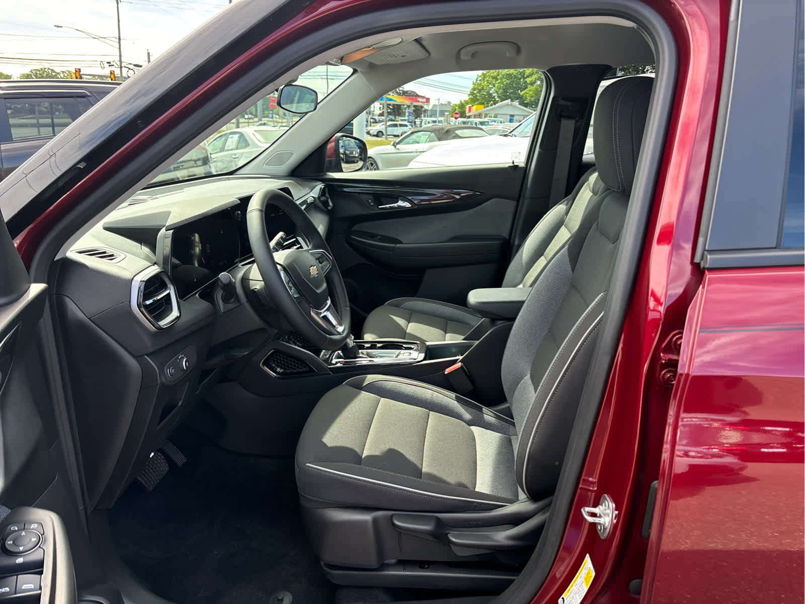 Used 2025 Chevrolet TrailBlazer LT w/ LT Cold Weather Package FWD image 6