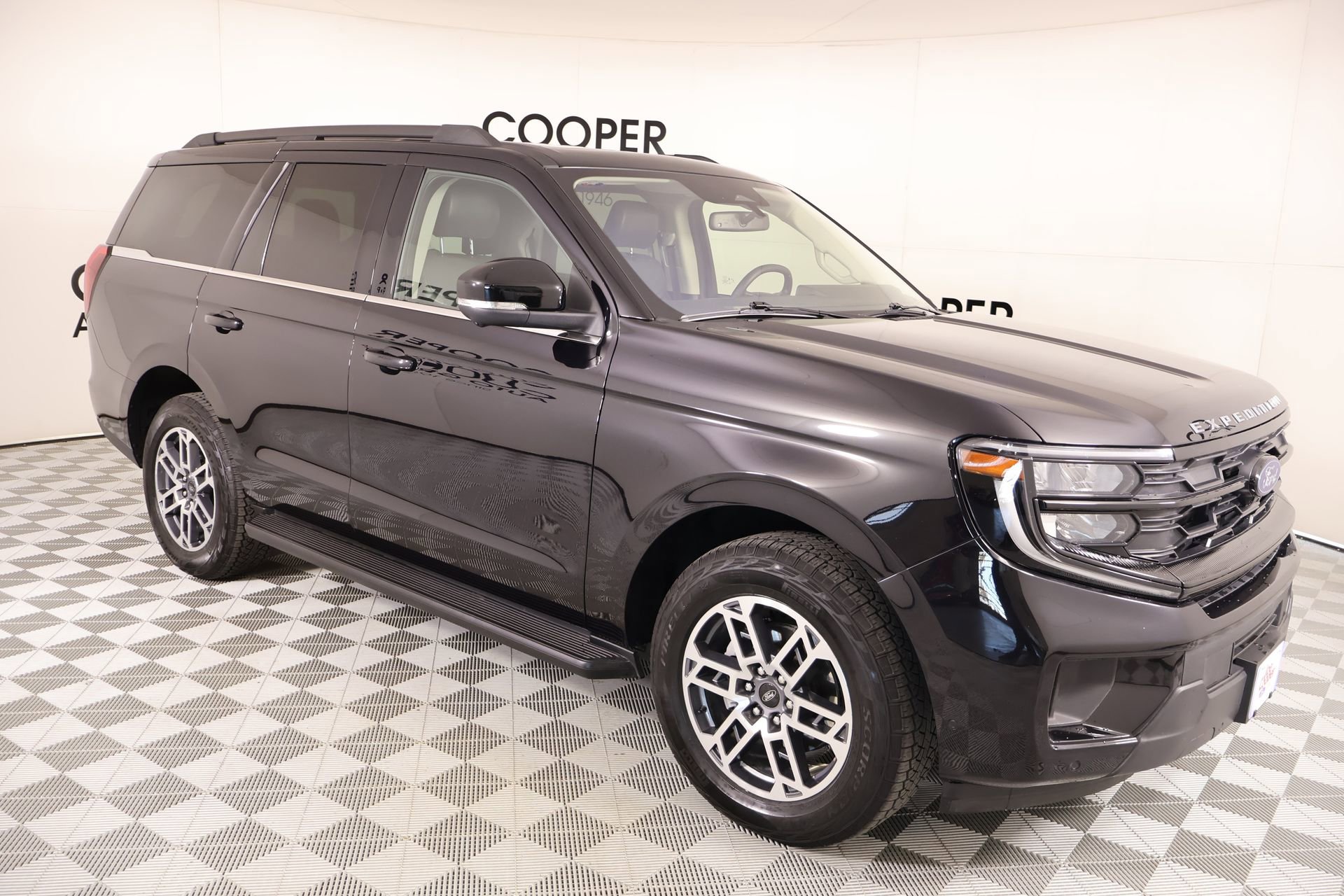 Used 2025 Ford Expedition Active image 1