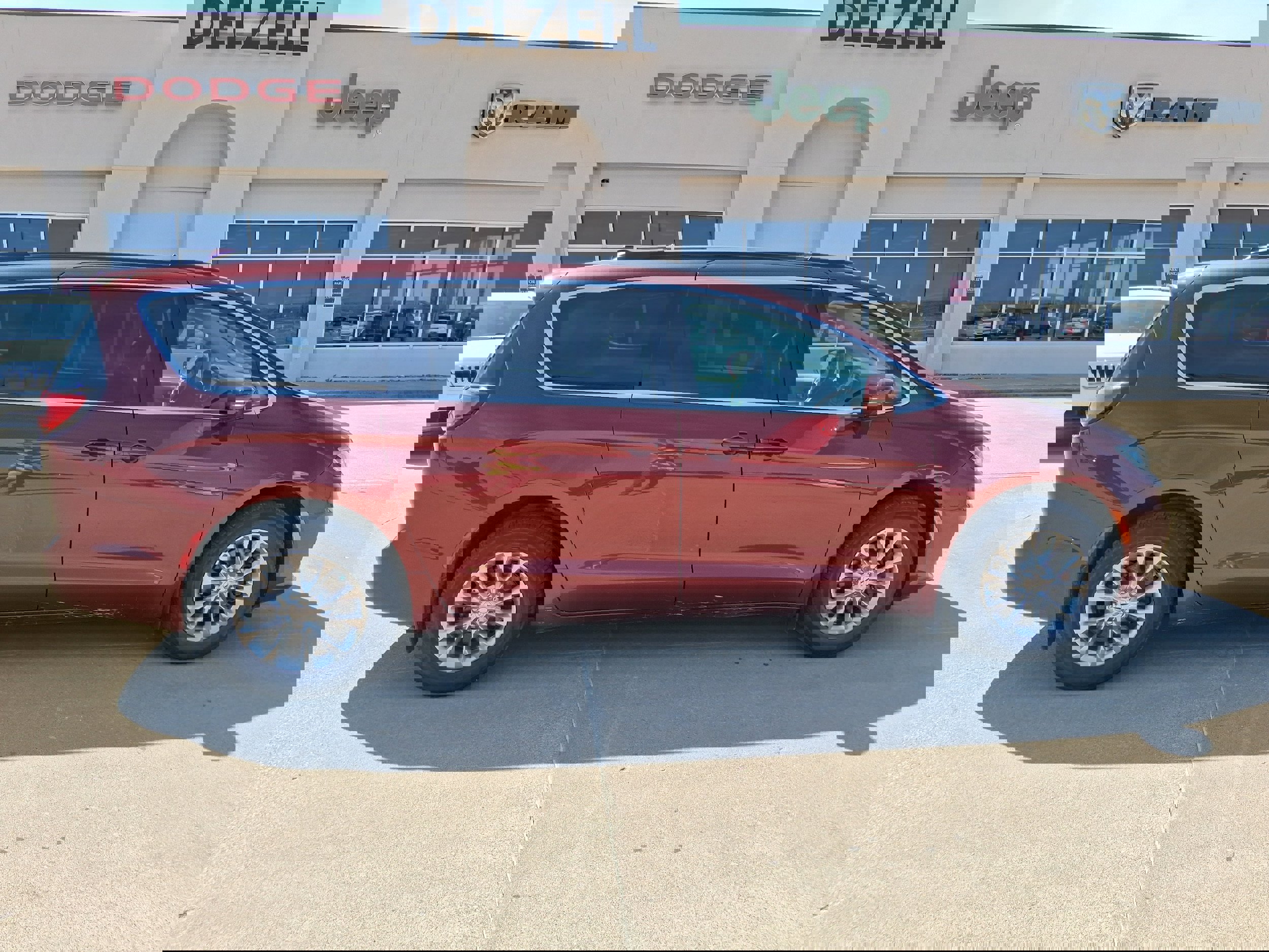 Used 2022 Chrysler Pacifica Touring-L AWD/4WD image 1