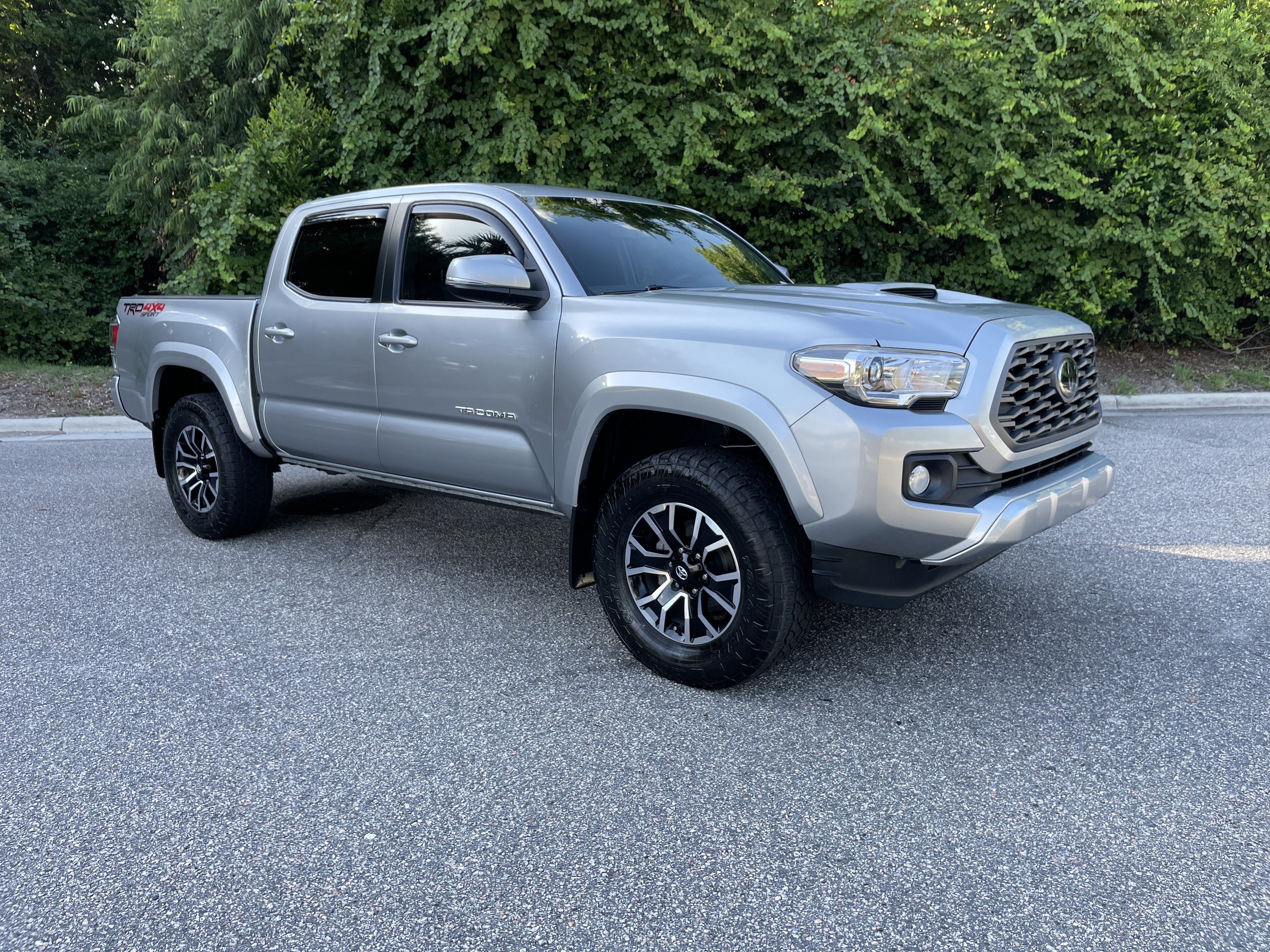 Used 2022 Toyota Tacoma TRD Sport w/ Technology Package AWD/4WD image 2