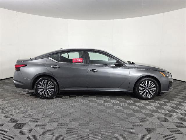 Used 2025 Nissan Altima 2.5 SV FWD image 2