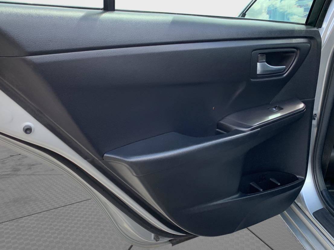 Used 2017 Toyota Camry SE w/ Moonroof Package FWD image 33