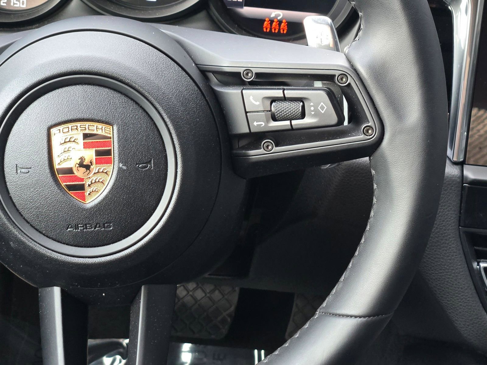 Used 2025 Porsche Macan AWD/4WD image 19