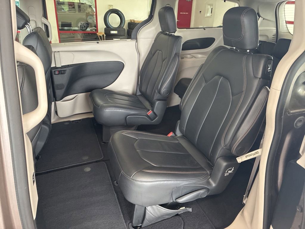 Used 2017 Chrysler Pacifica Touring-L w/ Tire & Wheel Group FWD image 9