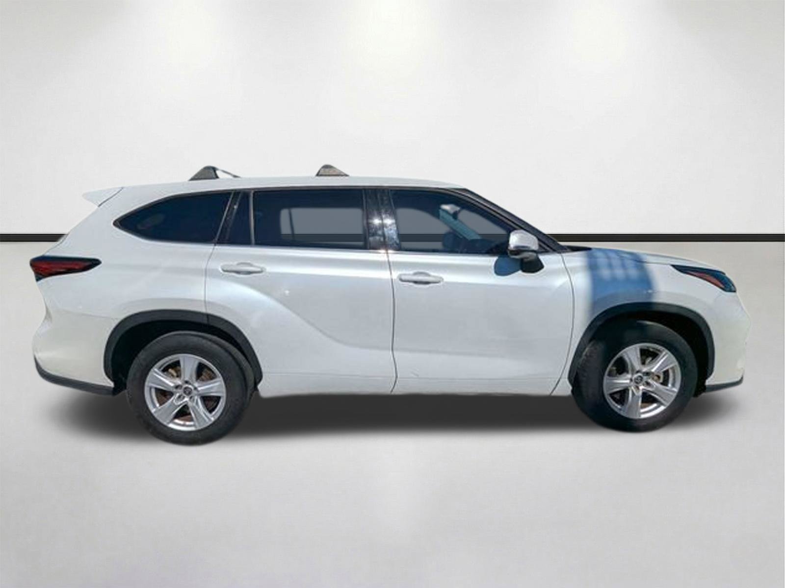 Used 2022 Toyota Highlander L FWD image 2