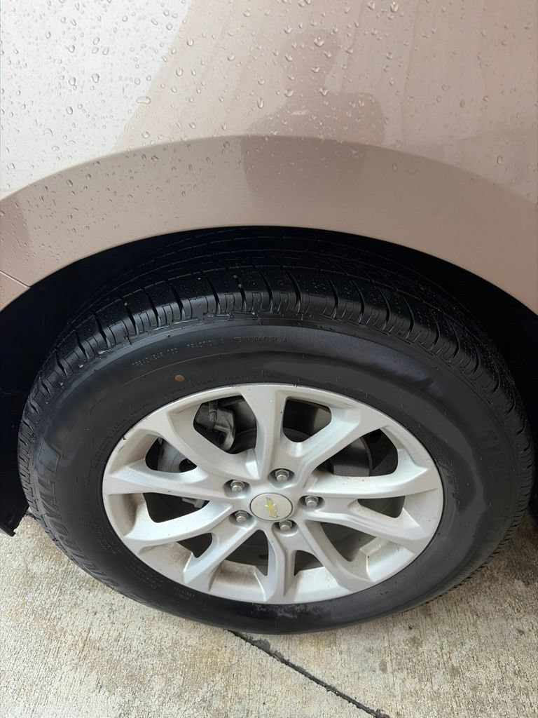 Used 2018 Chevrolet Equinox LT w/ Sun & Infotainment Package FWD image 11