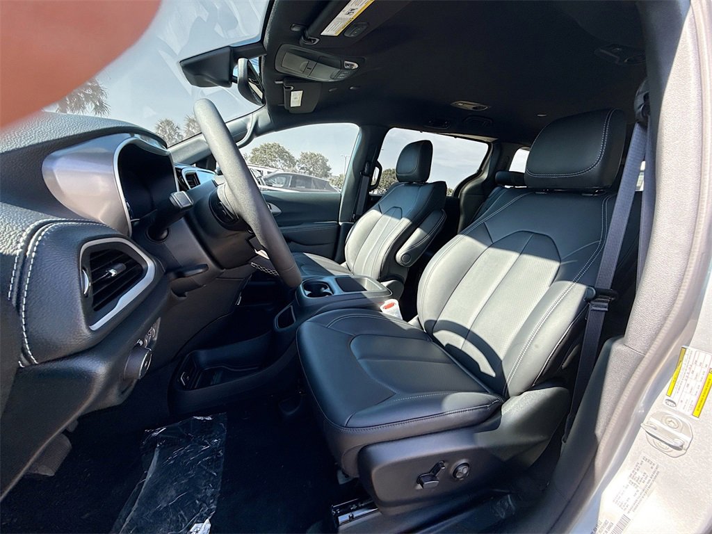 New 2026 Chrysler Pacifica Select image 21