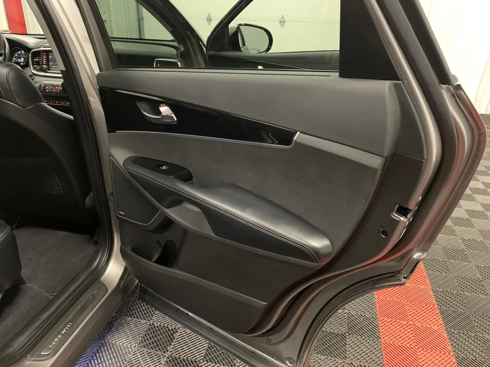 Used 2018 Kia Sorento SX image 45