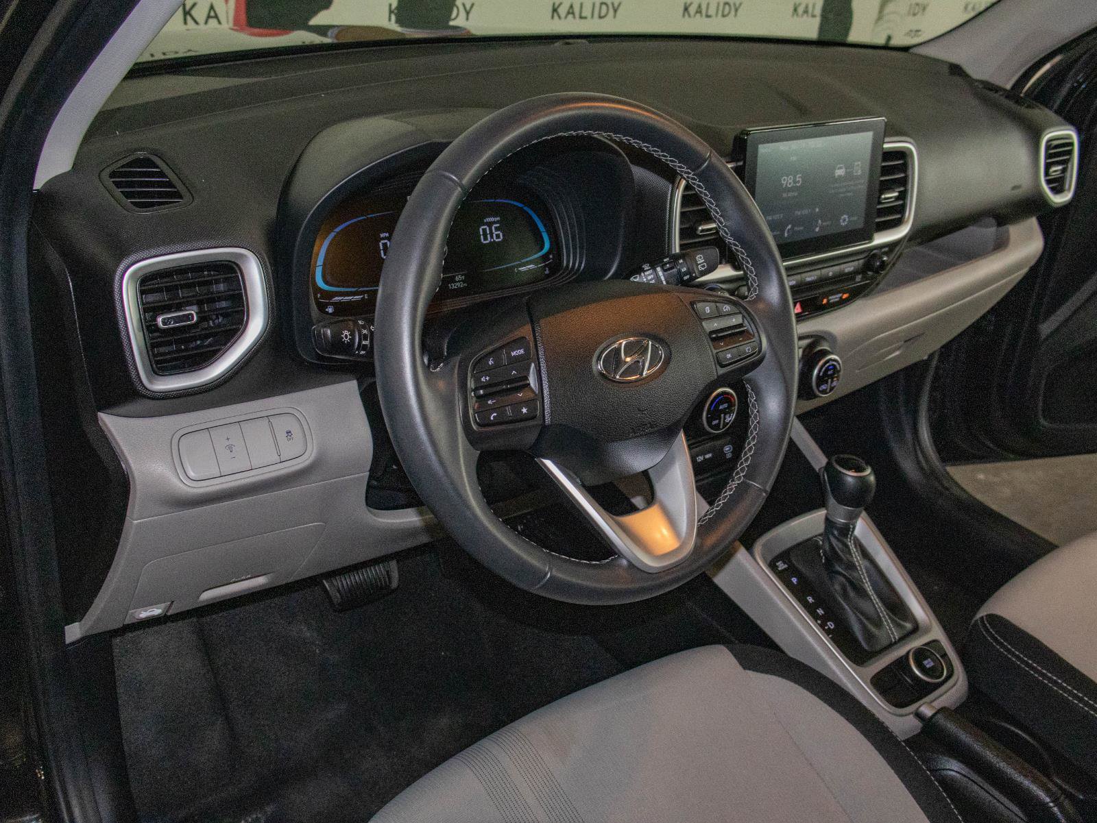 Used 2025 Hyundai Venue SEL image 5