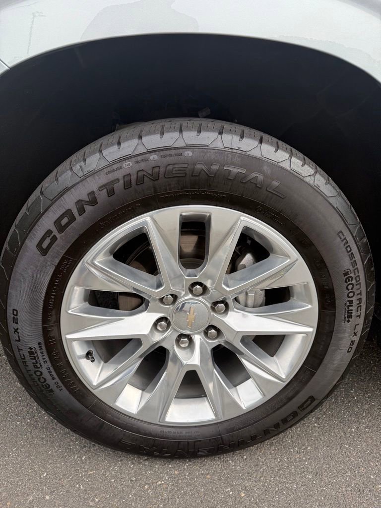 Used 2025 Chevrolet Suburban Premier AWD/4WD image 24