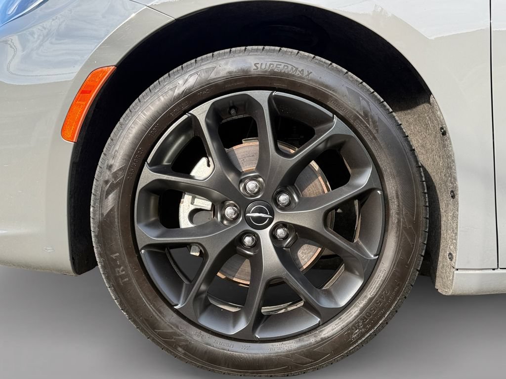 Certified 2025 Chrysler Pacifica Limited FWD image 30