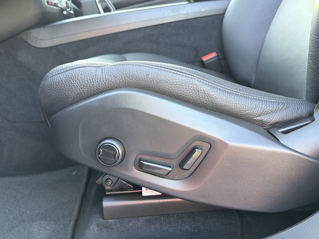 Used 2022 Volvo XC60 T8 Inscription image 22