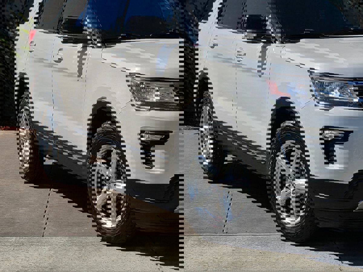 Used 2018 Ford Explorer XLT w/ Equipment Group 201A image 4