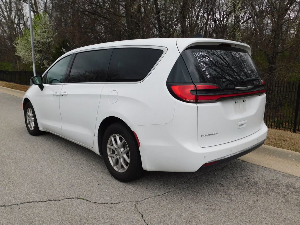 Used 2024 Chrysler Pacifica Touring-L image 3