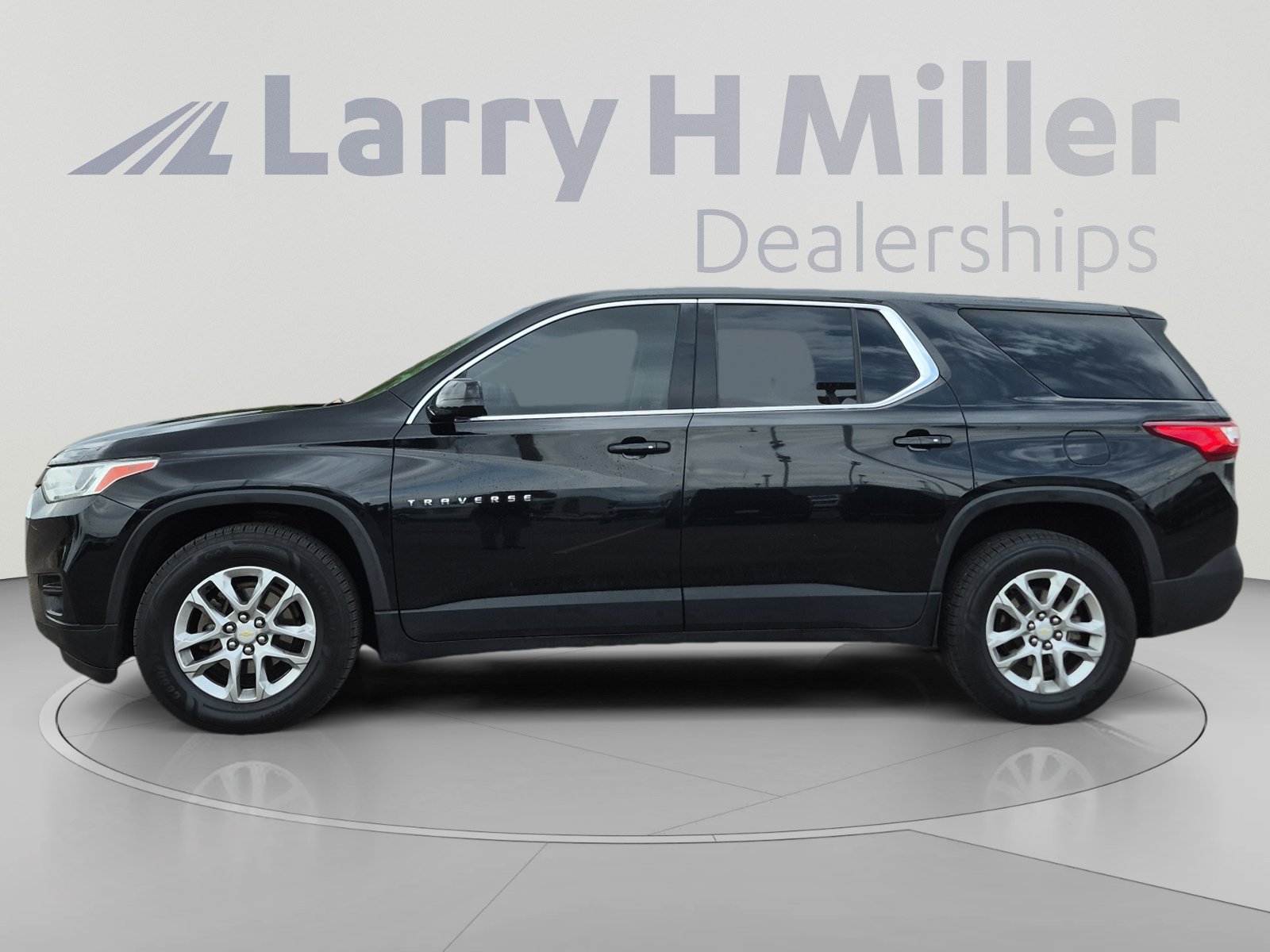 Used 2018 Chevrolet Traverse LS FWD image 2