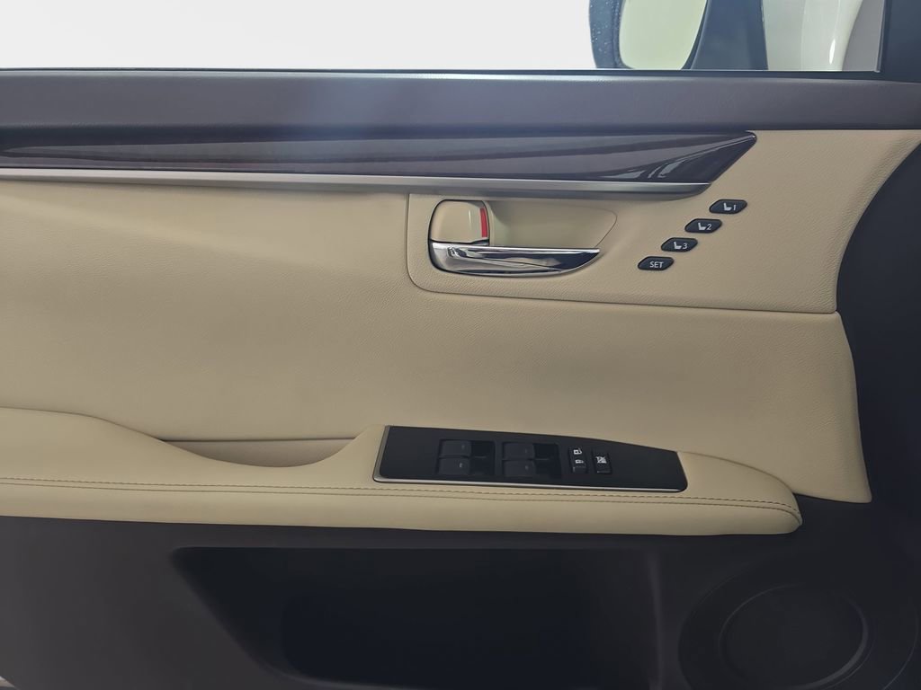 Used 2016 Lexus ES 350 w/ Luxury Package w/Wood Trim image 30