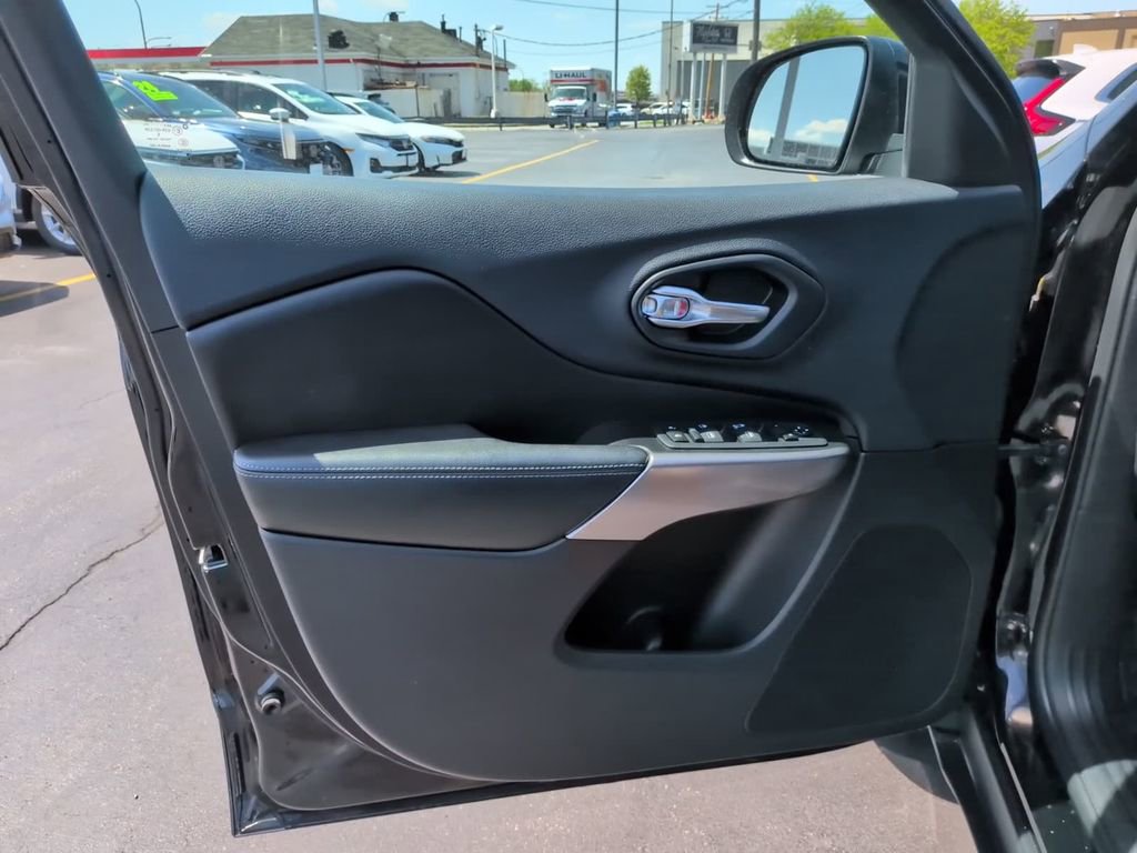 Used 2019 Jeep Cherokee Latitude w/ Cold Weather Group AWD/4WD image 18