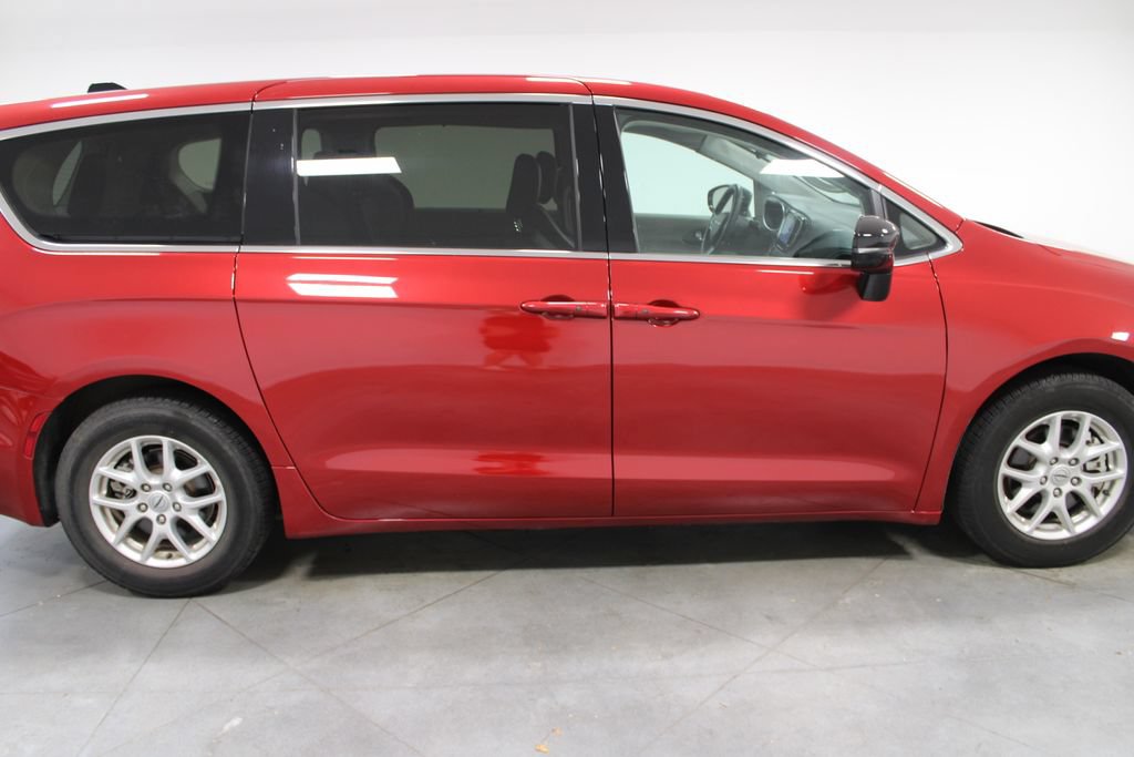 Used 2024 Chrysler Pacifica Touring-L FWD image 11