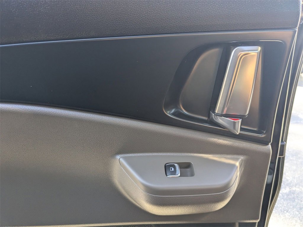 Used 2025 Kia Carnival image 24