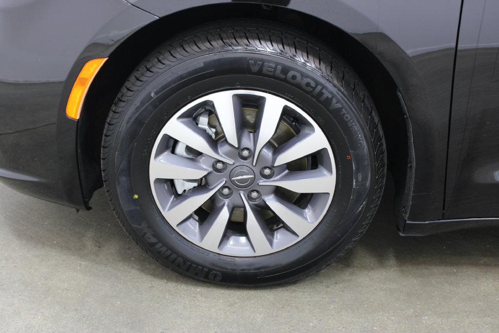 Used 2024 Chrysler Pacifica Limited FWD image 30