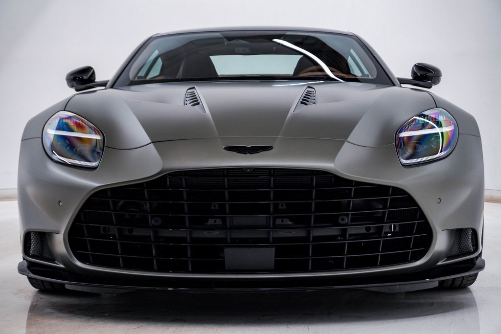 Used 2025 Aston Martin Vanquish image 6