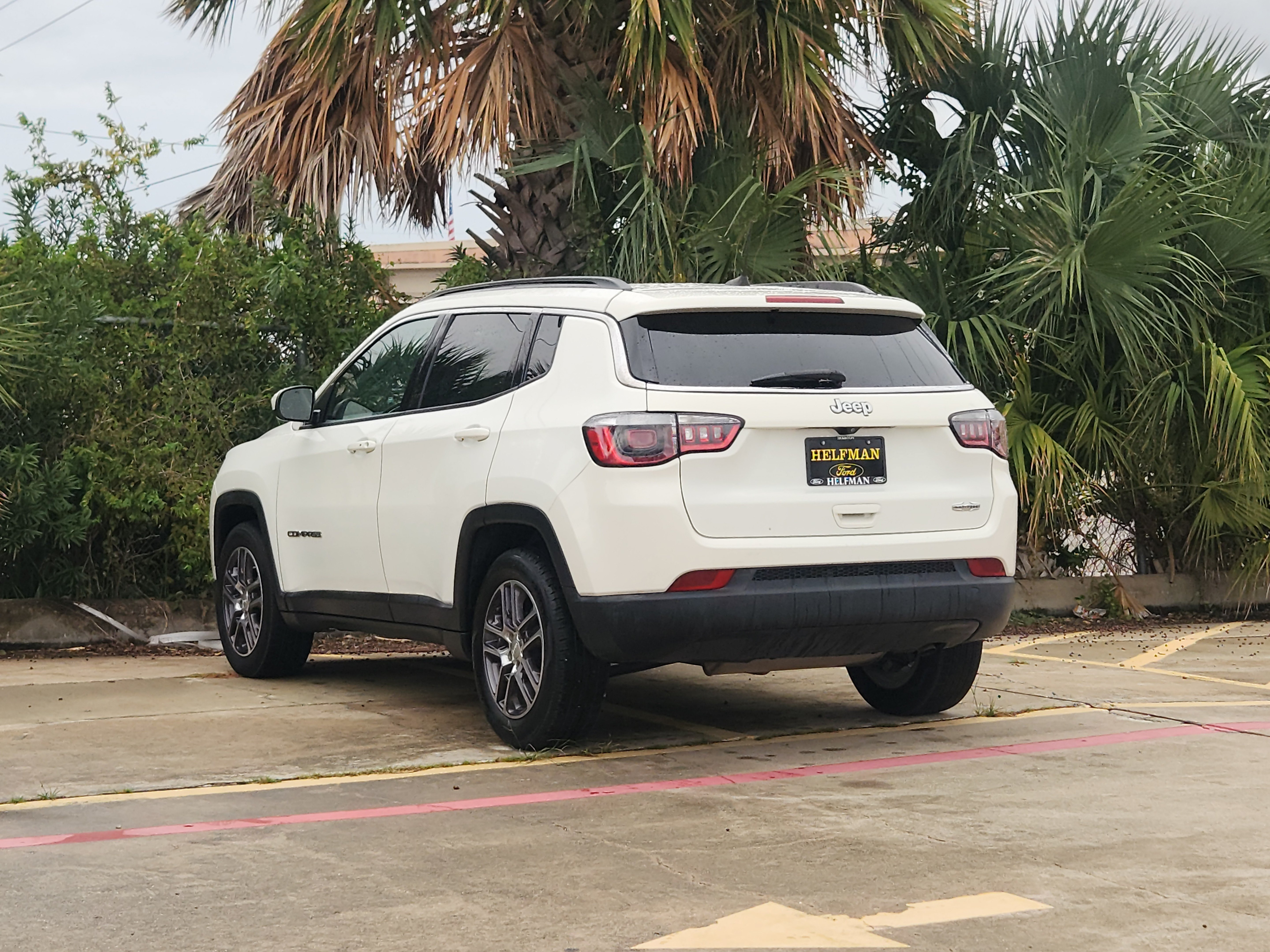 Used 2019 Jeep Compass Latitude FWD image 4