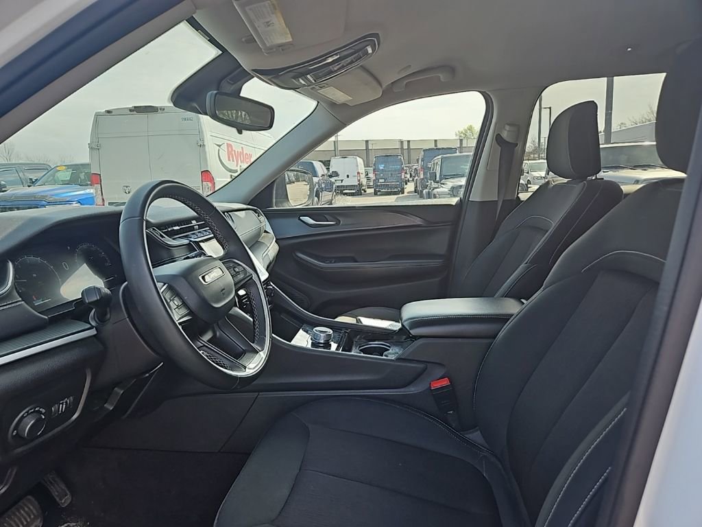 Used 2023 Jeep Grand Cherokee L Laredo image 16