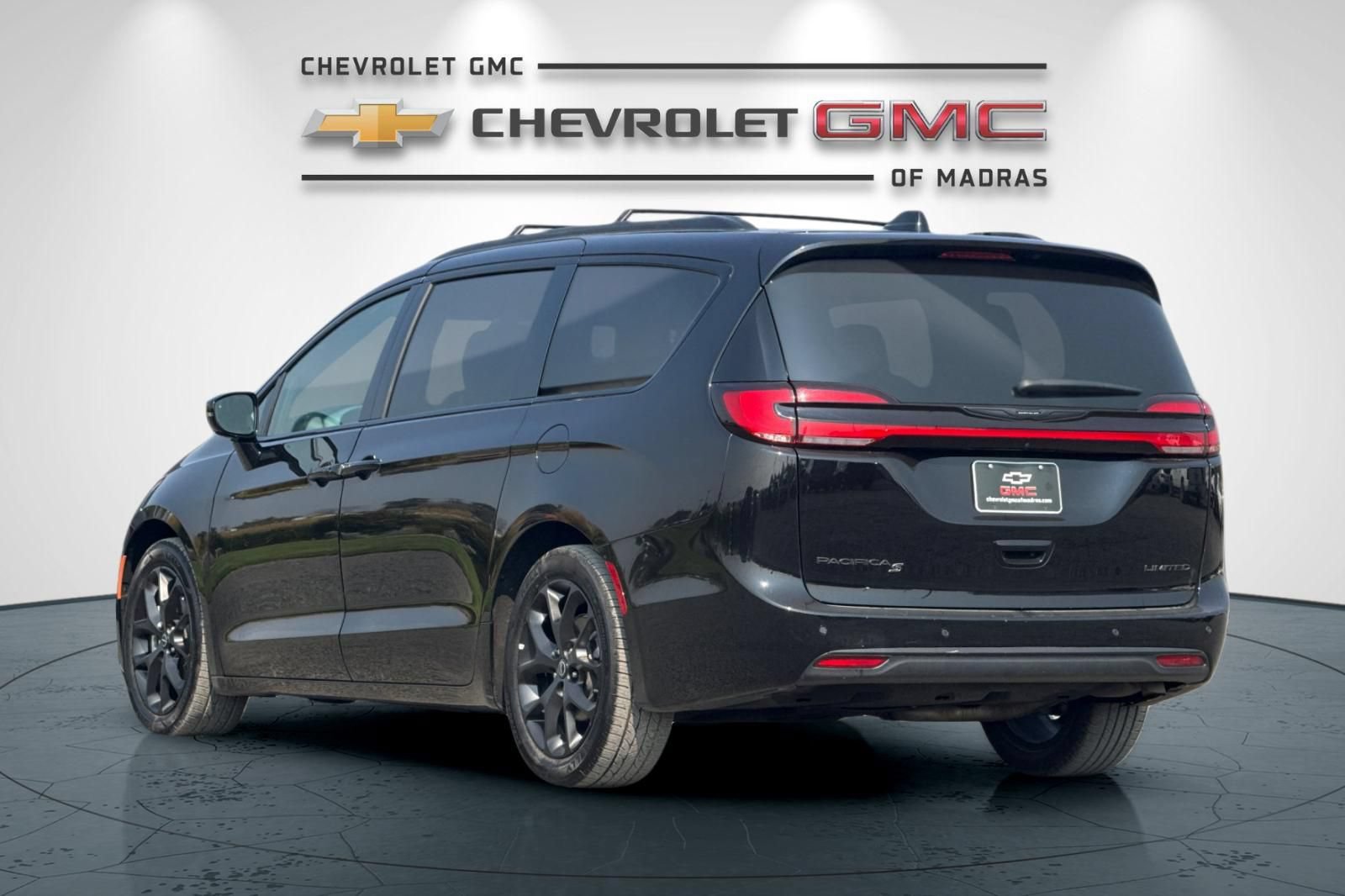 Used 2025 Chrysler Pacifica Limited FWD image 5