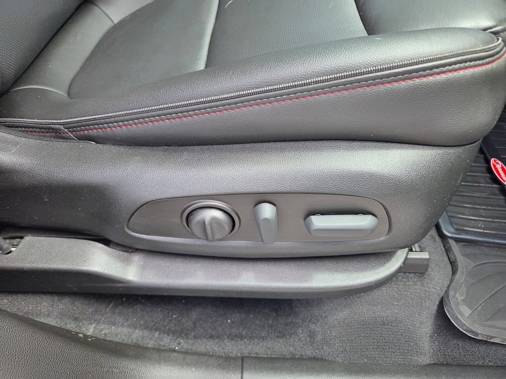 Used 2023 Chevrolet Traverse RS FWD image 18