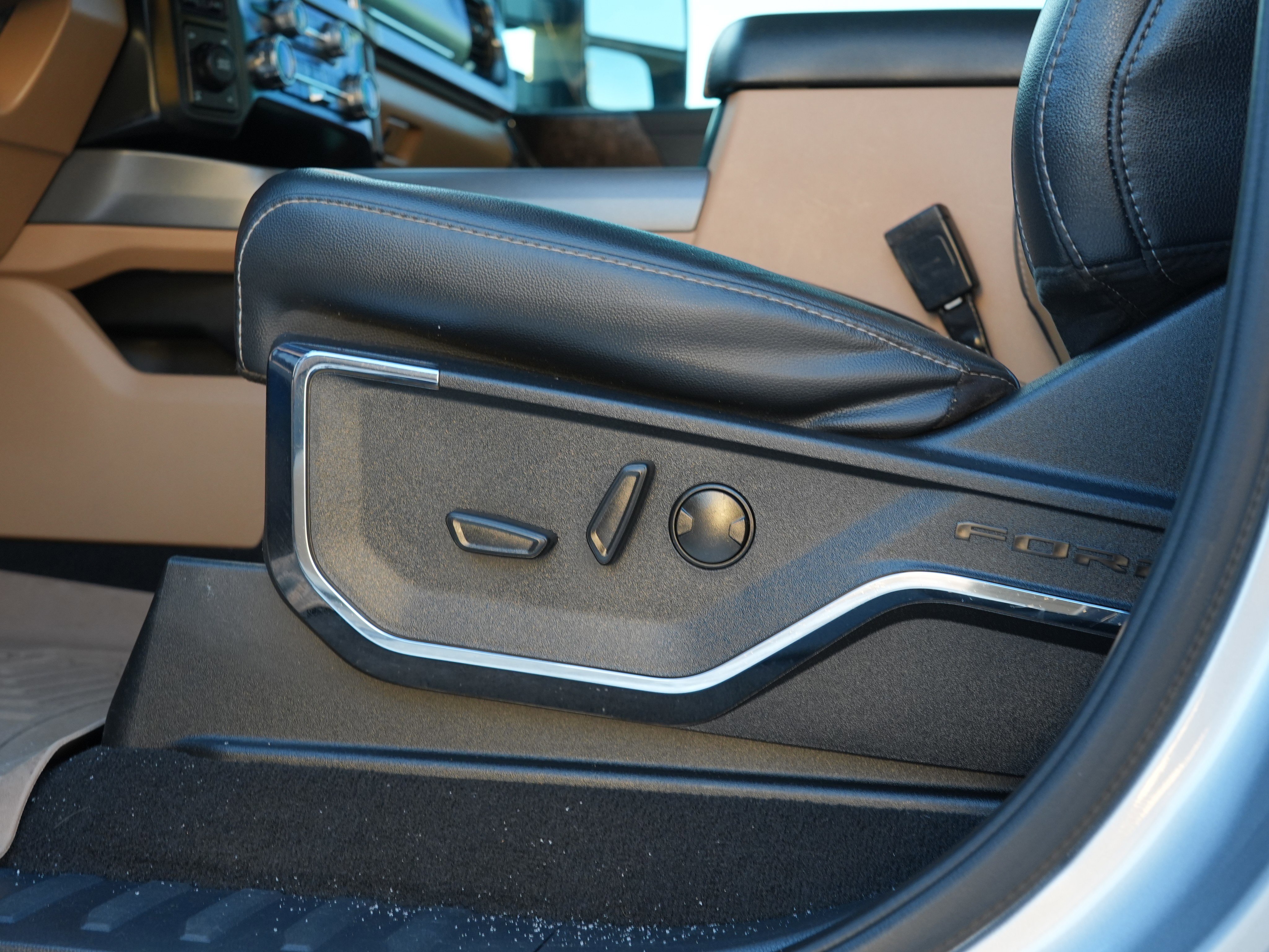 Used 2024 Ford F350 Lariat w/ Black Appearance Package image 17