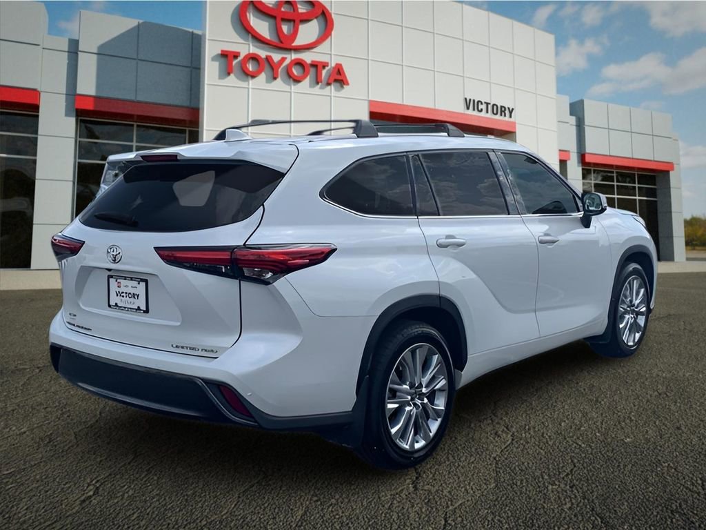 Used 2022 Toyota Highlander Limited image 3