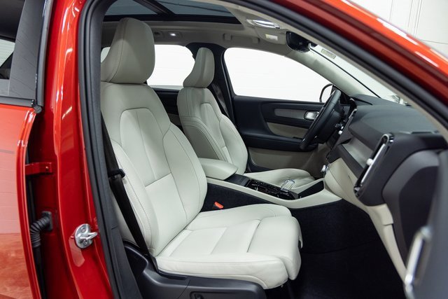 Used 2024 Volvo XC40 B5 Ultimate w/ Protection Package Premier image 12